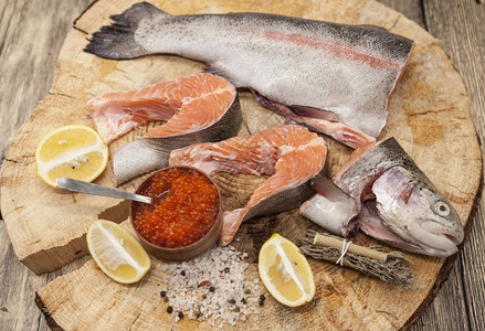新鲜的挪威虹鳟鱼柠檬红子酱和木本的洋葱图片
