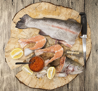 鲜挪威彩虹鳟鱼配有柠檬红子酱海盐刀和木本的洋葱图片