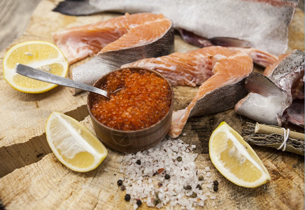 鲜挪威虹鳟鱼配有柠檬红子酱海盐和木本底洋葱图片