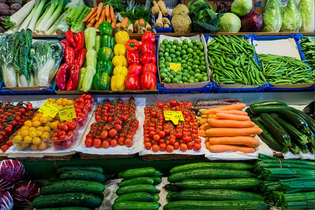 农民市场超货架上的新鲜蔬菜购买高清图片素材