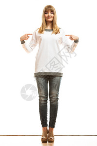T恤衫设计概念全长金发时装女裤白长袖衬衫指着自己孤立图片