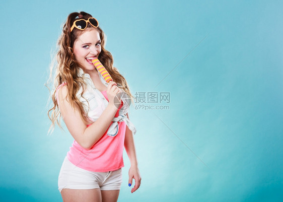 女模特开心的吃着冰激凌图片