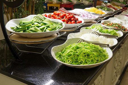 用于沙拉自助餐的各类食物托盘图片