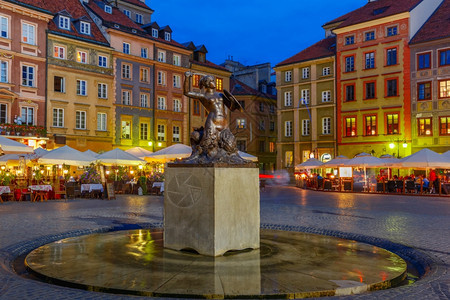 华沙美人鱼Syrenka雕像华沙市的象征晚上在波兰旧城市场广图片