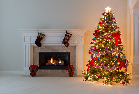 圣诞树明亮起居室壁炉发光图片