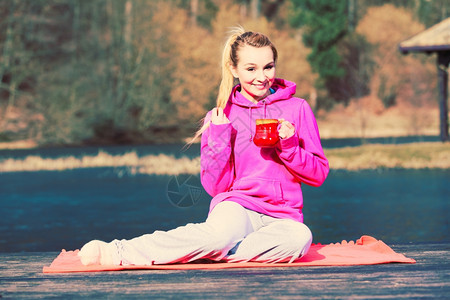 公园女孩拿着杯子公园年轻漂亮女孩拿着杯子喝热茶图片