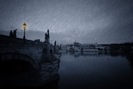 雨夜旧布拉格天线捷克布拉格背景图片
