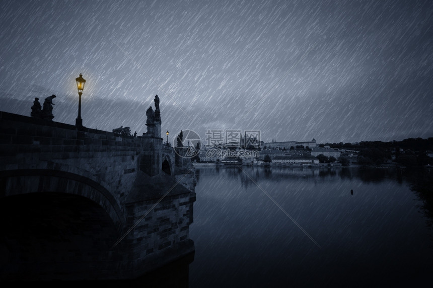 雨夜旧布拉格天线捷克布拉格图片