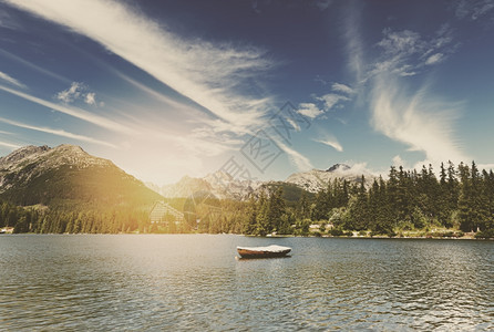 阳光明日高山湖的回旋风格图像图片