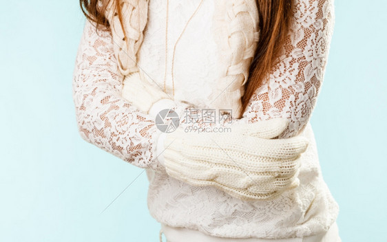 穿着毛衣的年轻女士穿着羊毛白手套戴着蓝色的白手套图片