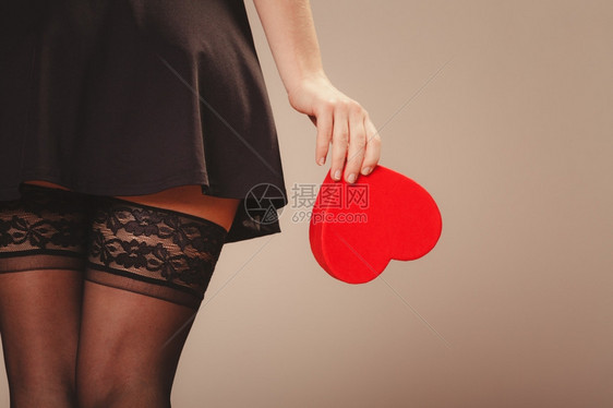 美女欲和诱惑感身体女红心盒的图片