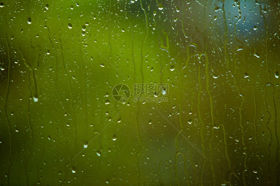 关闭玻璃窗上的水滴雨作为背景纹理图片