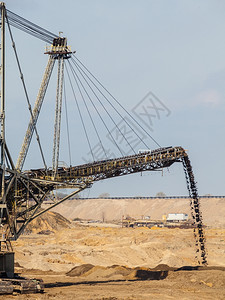 露天矿坑棕色煤矿巨型挖土机采掘业图片