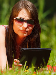 电子技术现代生活方式概念妇女使用平板电脑阅读图片
