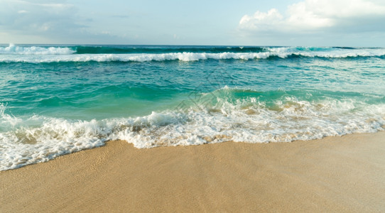 海浪冲上北美太平洋奥胡岛的沙滩图片