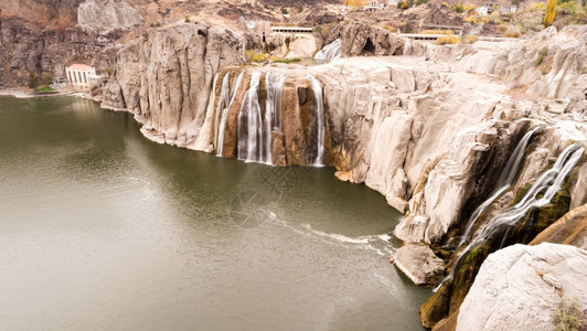 在靠近双瀑布的附这个里程碑显示了水危机的一幅图景其流量非常低图片