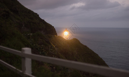 这灯塔向太平洋发出一束光亮远在数英里外图片