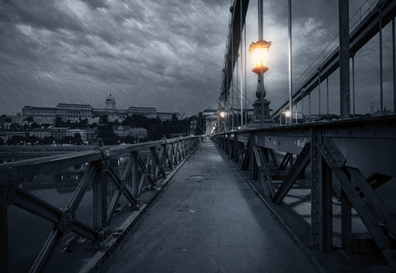 雨夜旧桥匈牙利布达佩斯背景图片