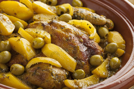 鸡马铃薯和橄榄等鸡马铃薯和橄榄闭合的传统摩洛哥塔吉尼图片