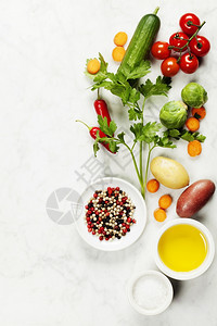 大理石桌上有各种多彩的香料和蔬菜生物健康食品草药和香料有机蔬菜食品图片