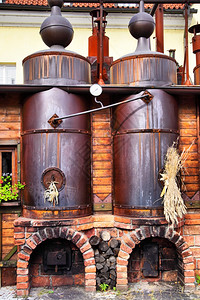 旧酿酒厂黑钢酒缸车间图片