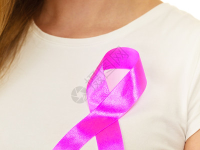 乳房闭合的粉色妇女癌症丝带保健医药和乳腺癌认识概念图片