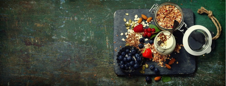 Muesli健康早餐带酸奶的浆果和黑暗背景的种子健康食品饮脱毒清洁饮食或蔬菜概念图片
