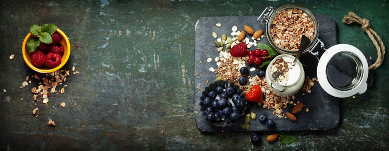 Muesli健康早餐带酸奶的浆果和黑暗背景的种子健康食品饮脱毒清洁饮食或蔬菜概念图片