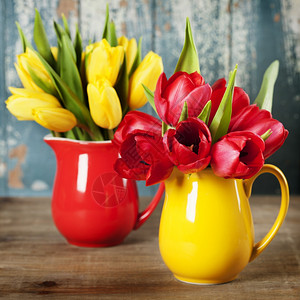 木制桌上花瓶中的春季郁金香春季东方或园艺概念图片