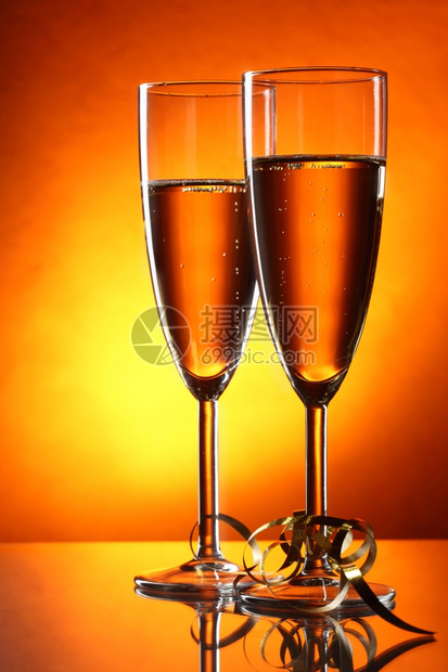两杯香槟和黄底的金子图片