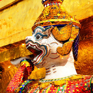 泰国曼谷神庙WatPhraKaeo的勇士雕像图片