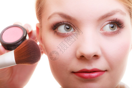 化容美程序和妆概念关闭部分女化妆面部细节用刷子施粗糙的红绿脸图片