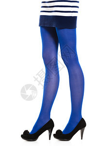女时装长腿妇女穿蓝丝袜和黑色高跟鞋白底孤立的黑高跟鞋图片