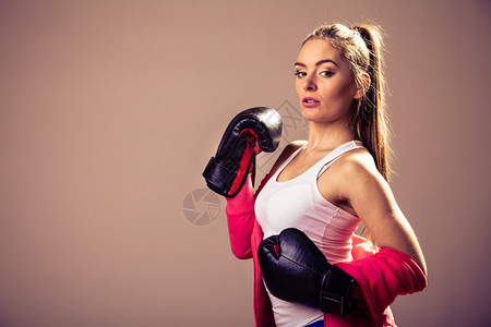 女权主义和解放思想男职业培训拳击中的女在演播室锻炼的适合女健康孩复古和老相片图片