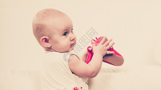 穿红鞋的小女孩走路教训可爱的小女孩想踏步穿红小鞋的孩图片