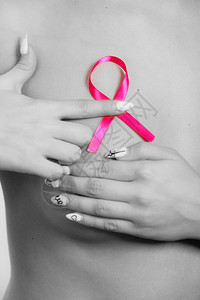 保健医疗概念妇女用粉色乳腺癌认识丝带女检查乳房以块图片