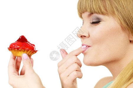 女人拿着蛋糕草莓女人拿着手拿着不健康的食物点心图片