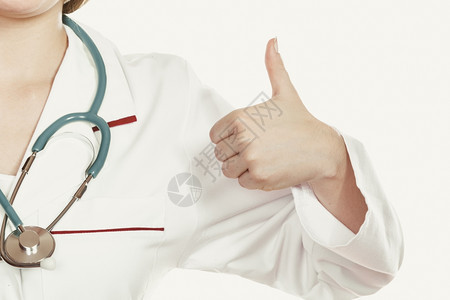 戴白大衣拇指的听诊器医生专业保健援助孤立于白人的医生图片