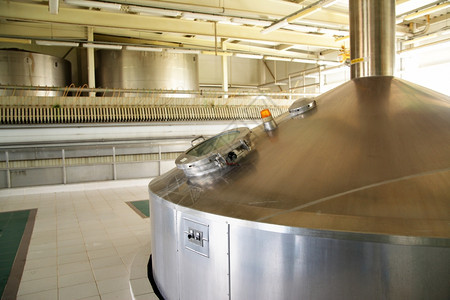 现代酿酒厂钢发酵罐车间图片