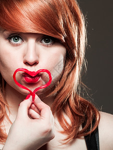 女人坠入爱河情节39岁白日概念美丽的年轻红发女郎图片