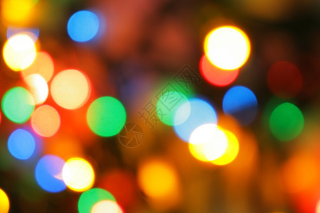 色彩多的圣诞光灯脱离焦点可用作背景图片
