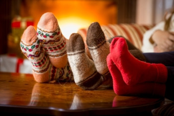 壁炉羊袜中家庭脚贴合照片图片