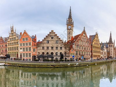 在比利时根特镇Ghent的QuayGraslei广场上中世纪大楼和时钟塔的图片全景和时钟塔图片