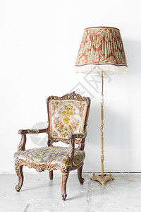 古典风格旧房间里配有桌灯的架椅沙发图片