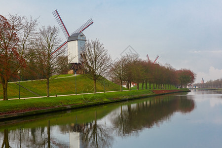BonneChiere风车和运河在比利时布鲁日拍摄的乡村景观图片