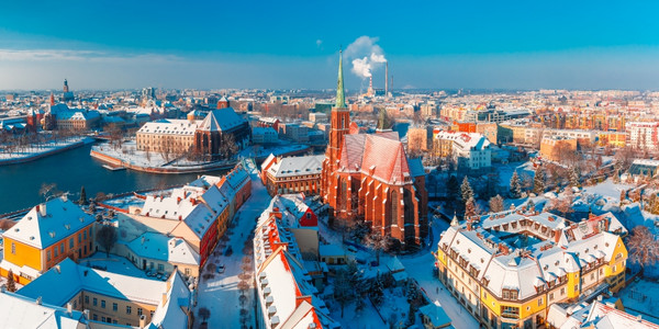 与圣约翰大教堂十字和巴塞洛缪教堂一道于冬季上午在波兰沃克洛夫与圣约翰大教堂的奥斯特罗通基老城和奥特罗通基的空中环景全和圣十字教堂图片
