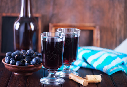 葡萄酿酒在玻璃和桌子上图片