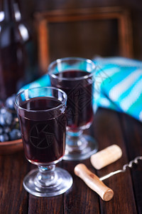 葡萄酿酒在玻璃和桌子上图片