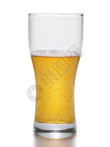 大杯子里的轻啤酒被白色背景隔绝图片