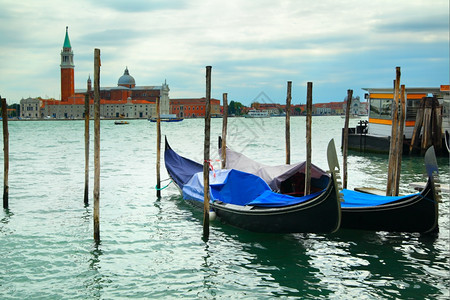 意大利威尼斯运河以外的Gondolas和SanGiorgioMaggiore教堂图片